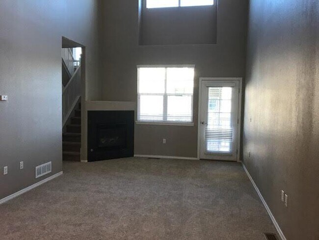 Foto del edificio - Beautiful 2 Bedroom, 2.5 Bath Townhome near E470 with 2 Car Garage and Gas Fireplace1