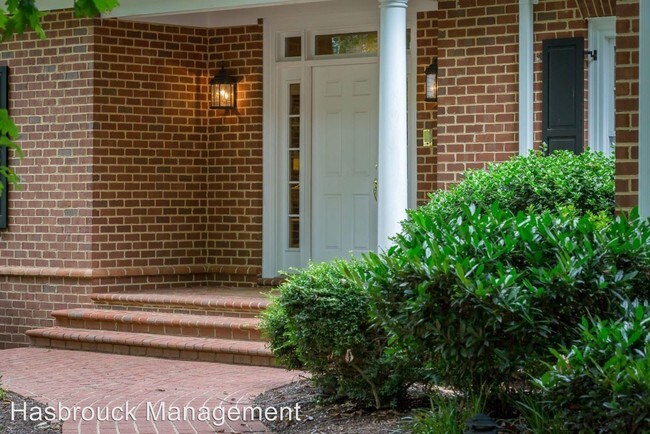 Building Photo - 5 br, 4.5 bath House - 2206 Piper Way