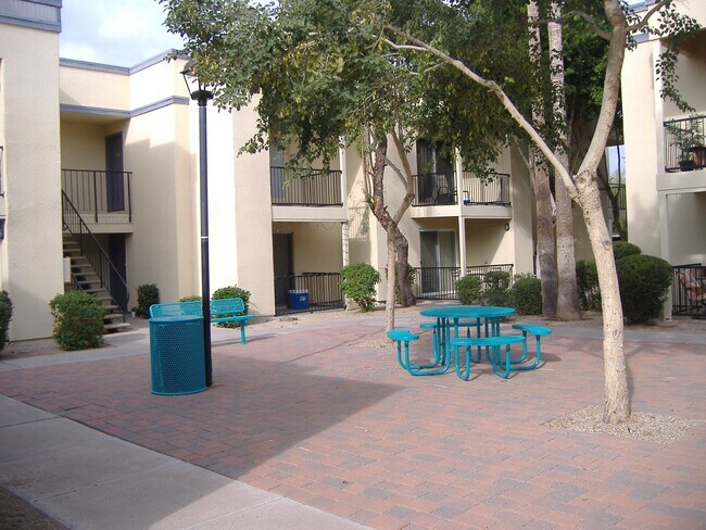 Foto del edificio - Melrose District 2 Bed Condo - Half Off First and Second Month
