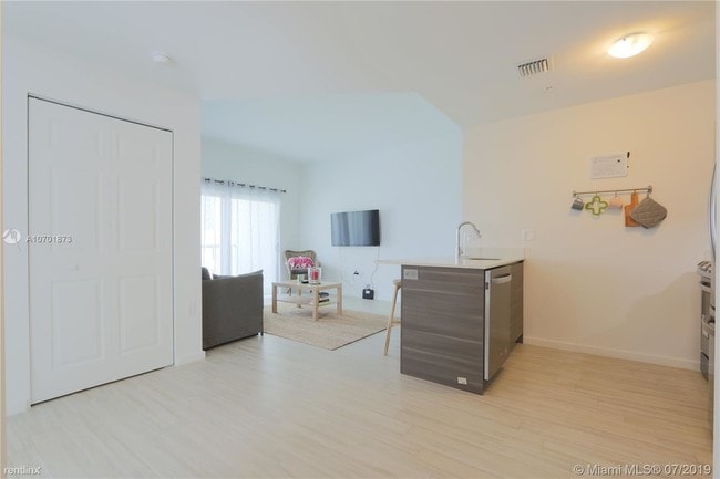 Building Photo - 2 br, 2 bath  - 481 NE 29th St Unit 601