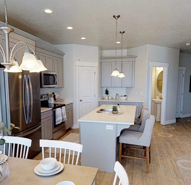 Foto del edificio - Luxury Townhome For Rent - Four Bedrooms!!