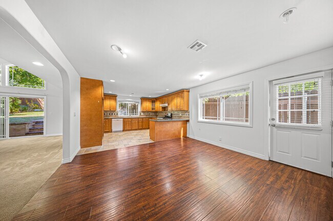 Large kitchen - 2911 Stevens St