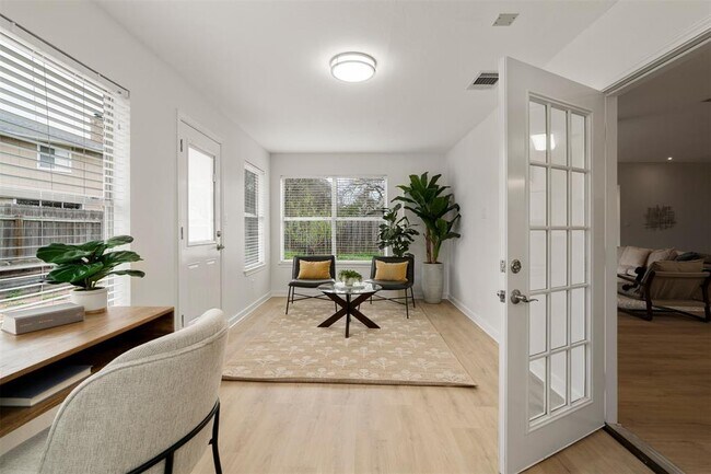 Foto del edificio - 8104 Doe Meadow Dr