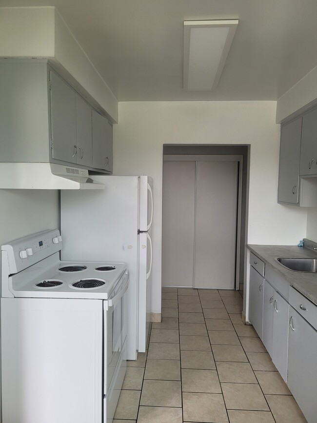 Building Photo - TWO BEDROOM UNIT CLOSE TO CAMPUS, PARKS AND GROCERY