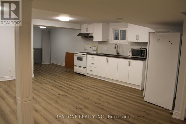 Building Photo - 243 Kingslake Rd