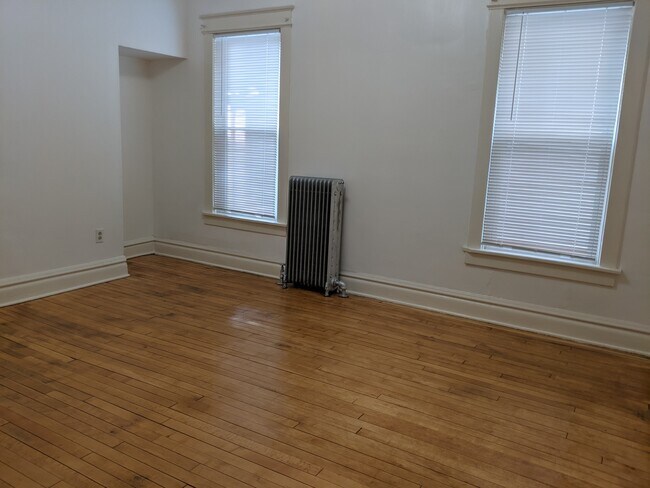 Master bedroom - 2857 N Stowell Ave