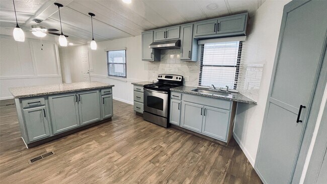 Foto del edificio - 21615 Erika Ct