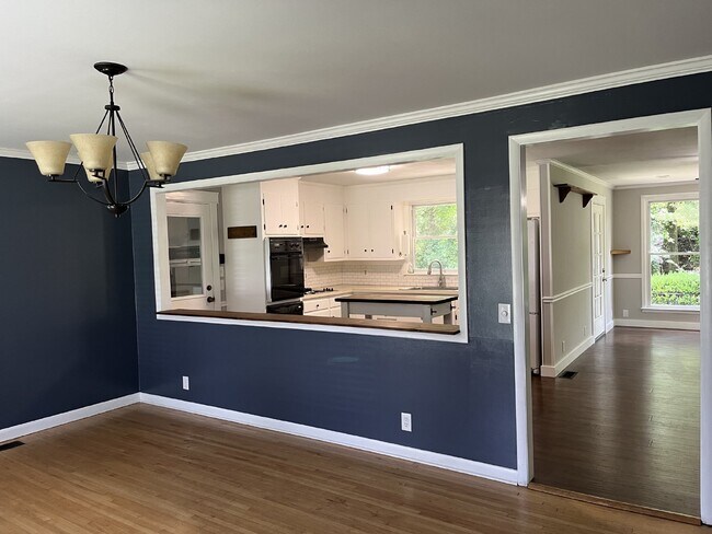 Building Photo - "Charming 3-Bed Home at 2024 Forrest Green...