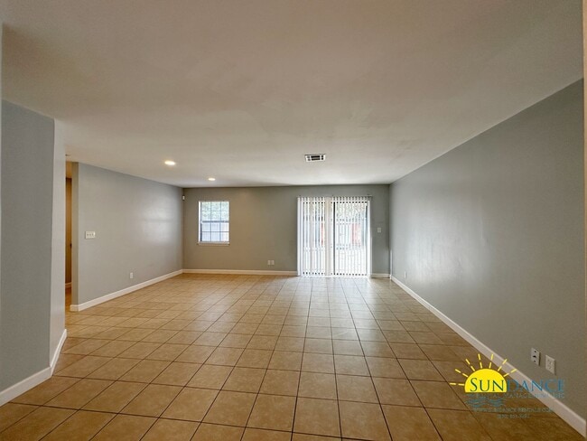 Building Photo - Great 2 Bedroom Unit In Fort Walton Beach;...