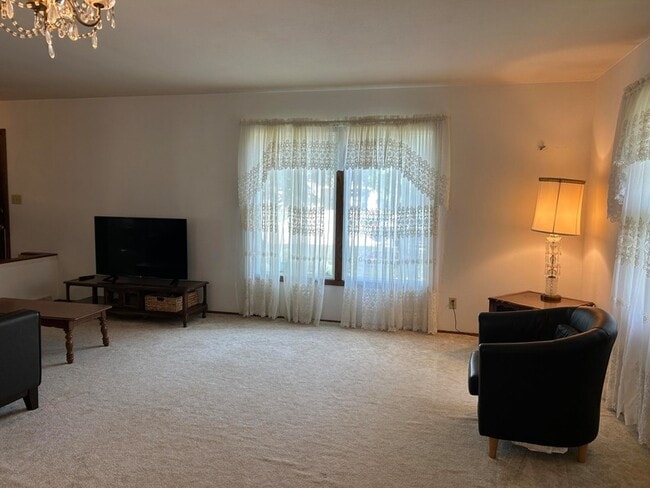 Building Photo - 5646 S 45th St