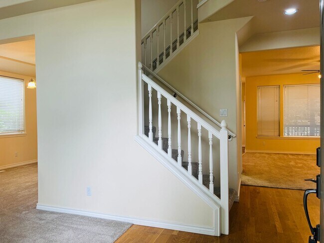 Building Photo - *Coming Soon!* Desirable Wilsonville Morey...