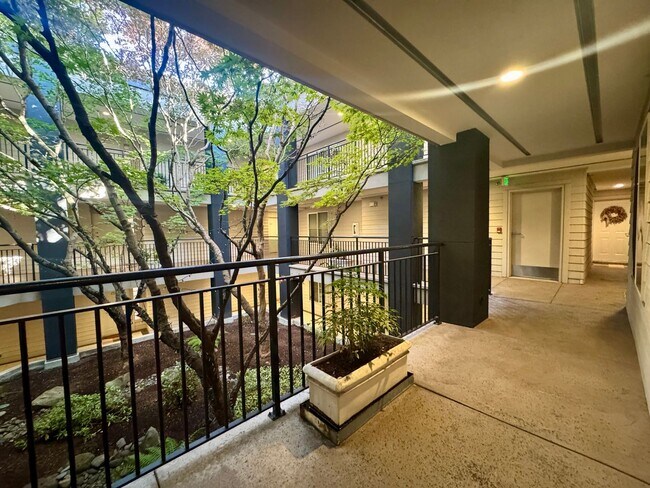 Foto del edificio - Beauitful 1 Bedroom with a Den and Balcony...