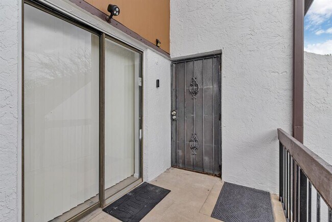 Foto del edificio - 4428 Castlepalm Rd