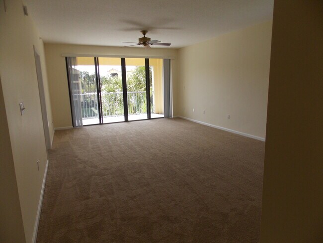 Building Photo - 100 Uno Lago Dr