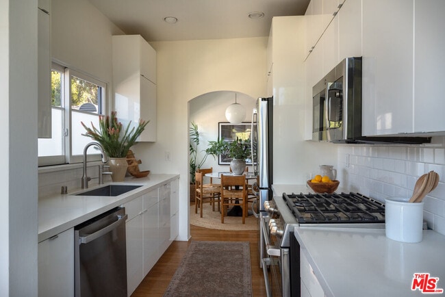 Foto del edificio - 4133 Holly Knoll Dr