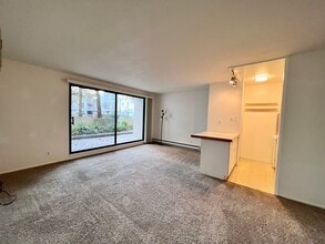 Building Photo - 9 Commodore Dr