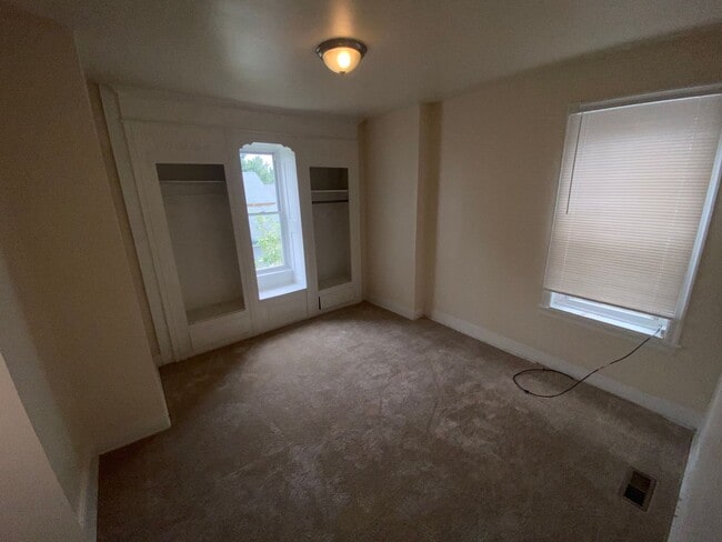 Building Photo - 3 Bedroom w/ Skylight and Stainless Steel