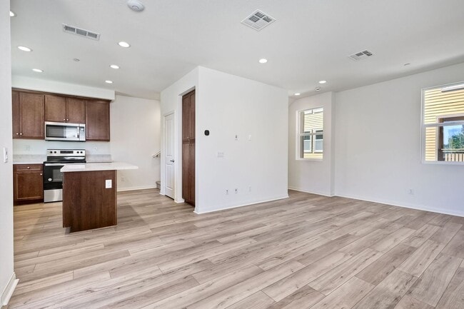 Foto del edificio - Available Now! 3 Story Townhome - New Construction!!
