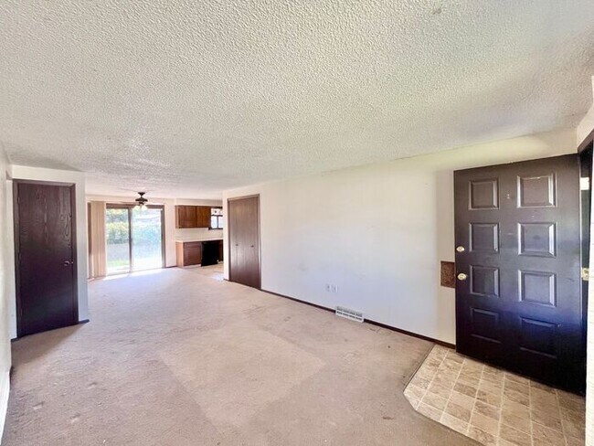 Foto del edificio - NEW PAINT, FLOORING & APPLIANCES! 2 Bedroo...