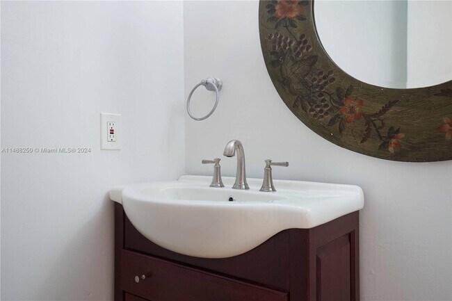 Foto del edificio - 5880 Collins Ave