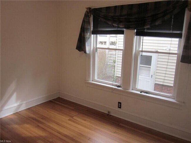 Building Photo - 2029 Lewis Dr Lower Unit