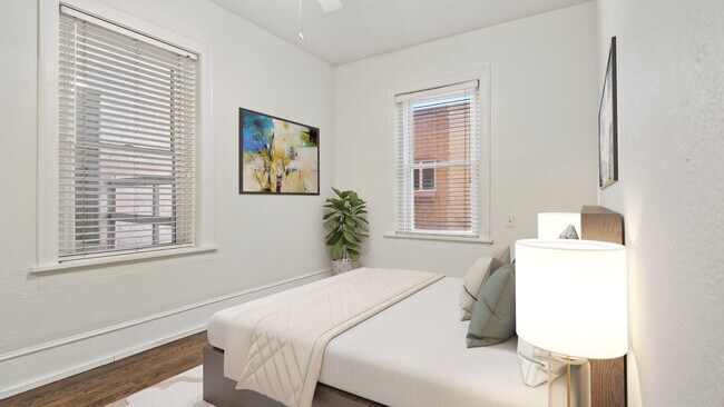 Foto del edificio - Darling 2 bedroom, 1 bath Capital Hill Condo