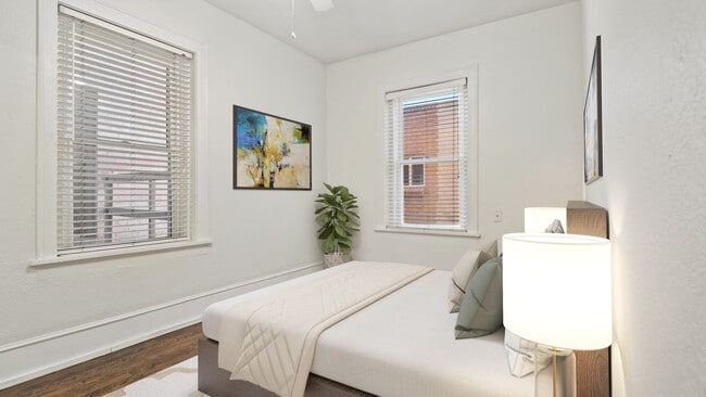 Building Photo - Darling 2 bedroom, 1 bath Capital Hill Condo