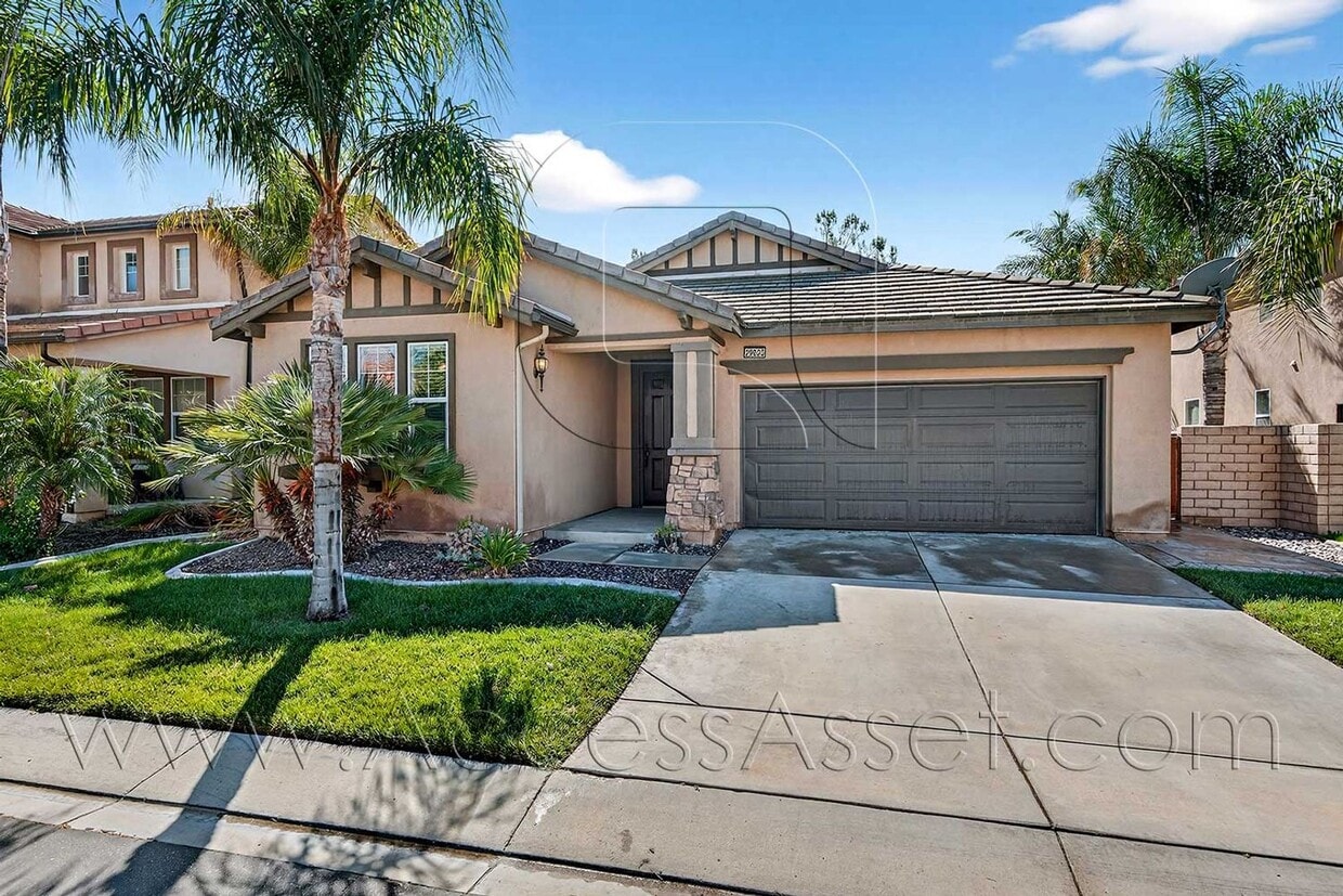Foto principal - Charming 3 Bed/2 Bath Home In A Desirable ...