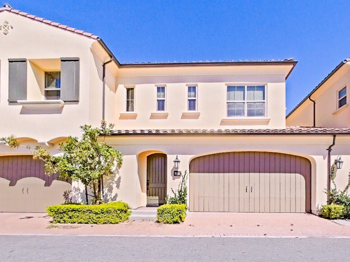 Foto principal - Desirable 3 bedroom Townhouse in the heart...