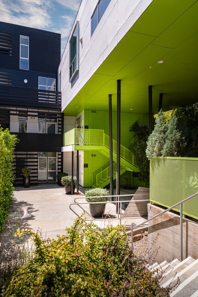 Building Photo - 825 N Kings Rd