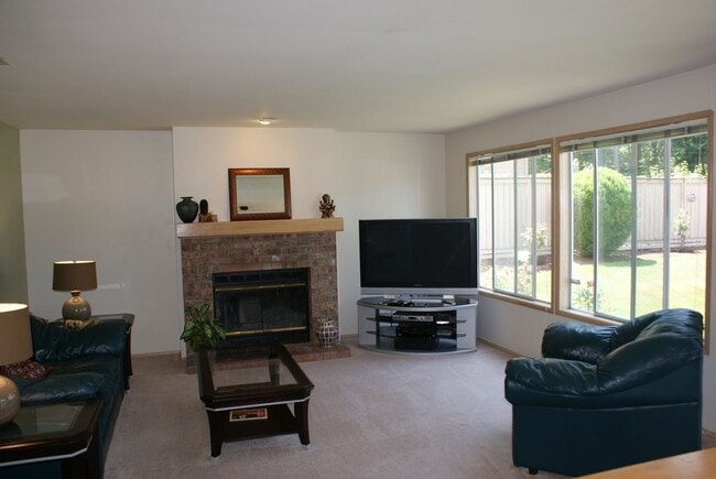 Building Photo - Spacious Home Perched on Corner Lot of Quiet Cul-de-sac!