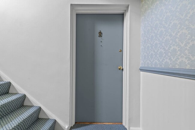 Building Photo - Cozy & Updated Condo in Prime Alexandria Location