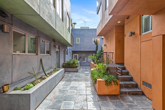 Foto del edificio - 900 N West Knoll Dr