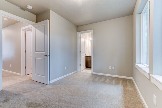 Foto del edificio - HOLIDAY RENT CONCESSION WITH APPROVED APPL...