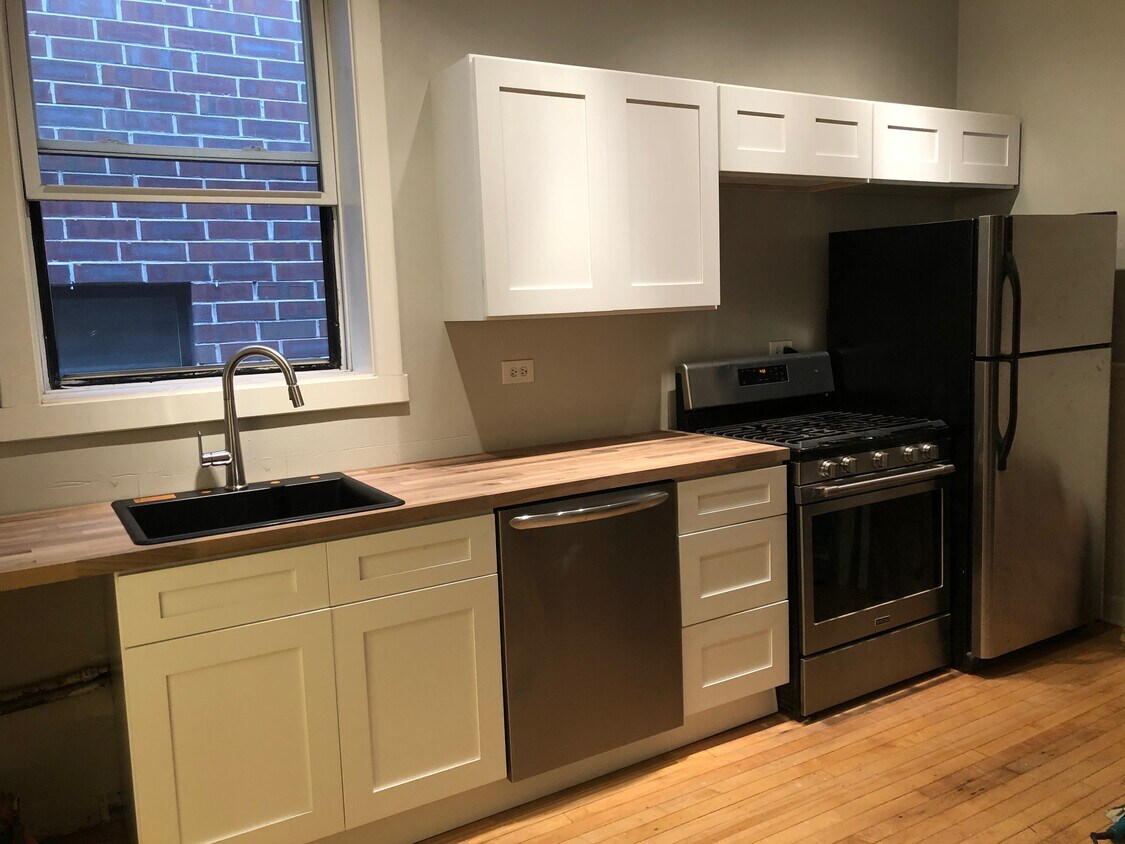 Foto principal - 823 W Roscoe St