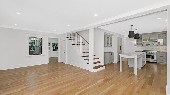 Building Photo - 886 Willow Rd