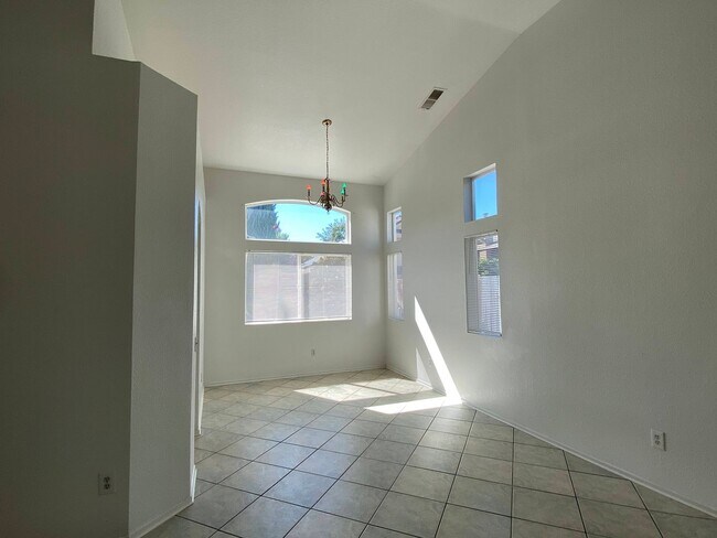 Foto del edificio - Large Four Bed, Three Bath Home with a Pool