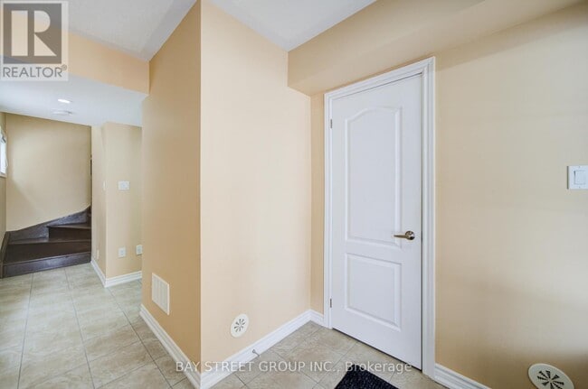 Building Photo - 2435 Greenwich Dr