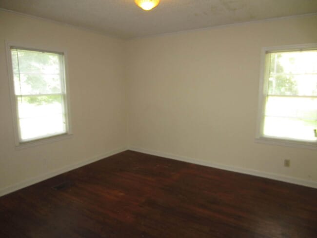 Building Photo - 3 Bedroom/1 Bath Home
