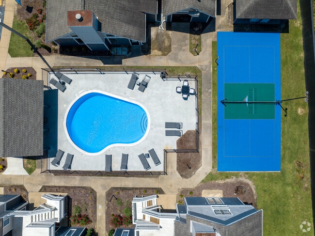 Pool & Pickle Ball Court - The Pointe at East River Place Apartments