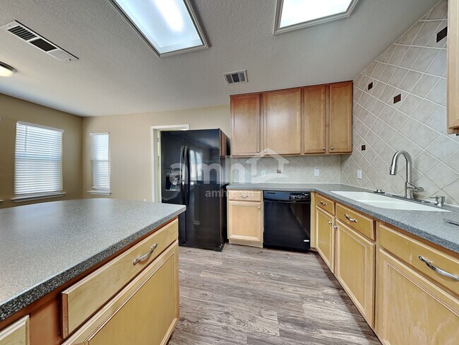Foto del edificio - 360 Thicket Ln