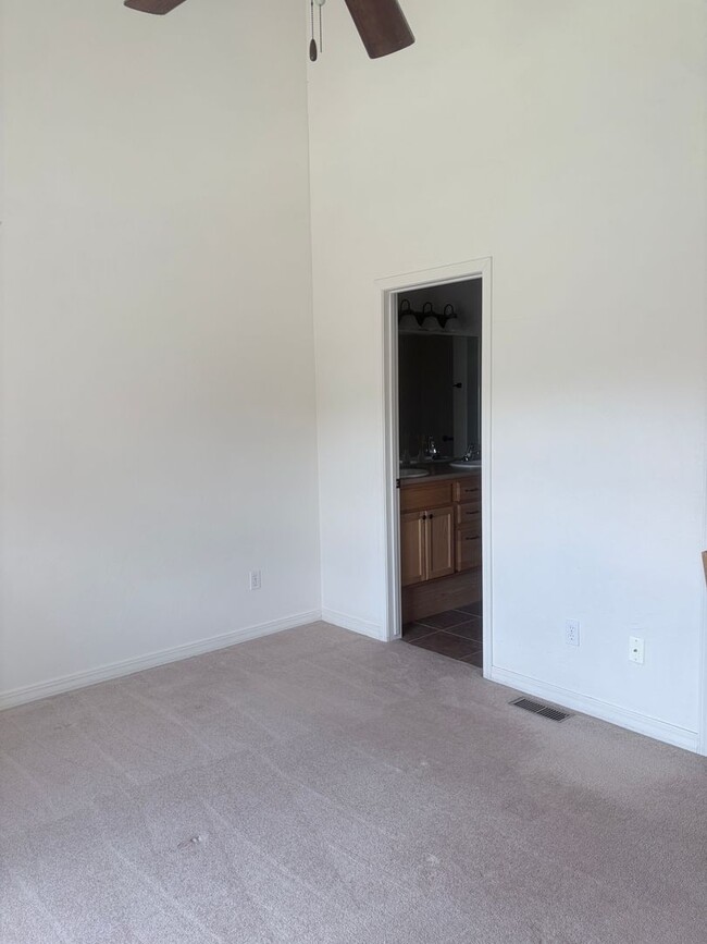 Building Photo - Lovely Bayfield Townhouse