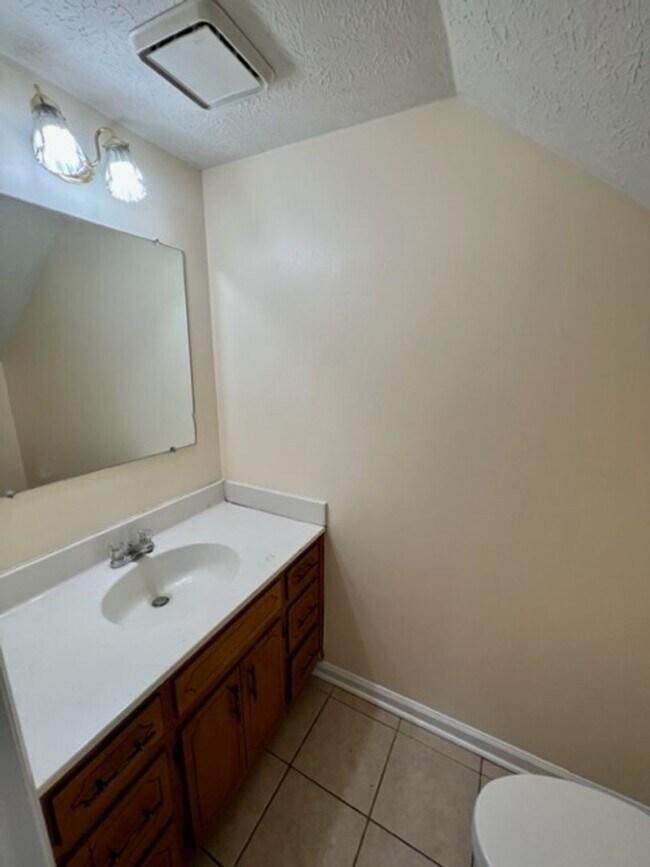 Building Photo - 2 Bed/1.5 Bath Towhome on Cul-De-Sac, *Backyard Privacy Fence*