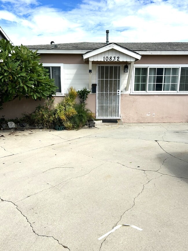 Building Photo - 10832 Mansel Ave