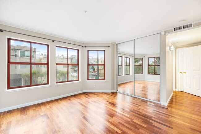 Foto del edificio - 3BR/2BA Condo w/ In-unit Laundry AND Parki...