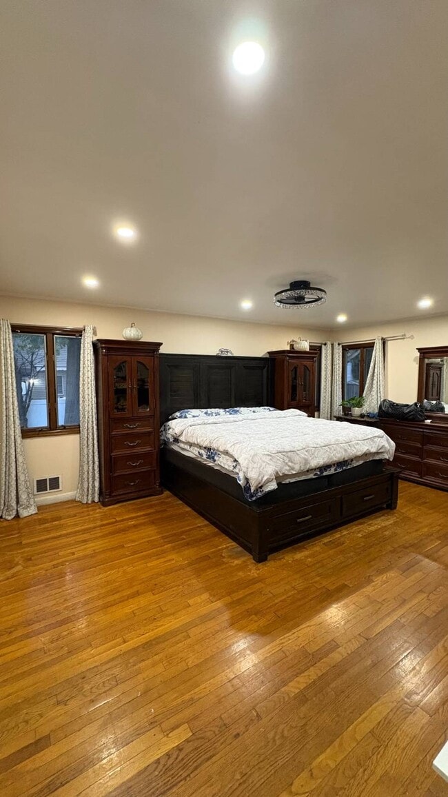 Building Photo - 8 Howard St