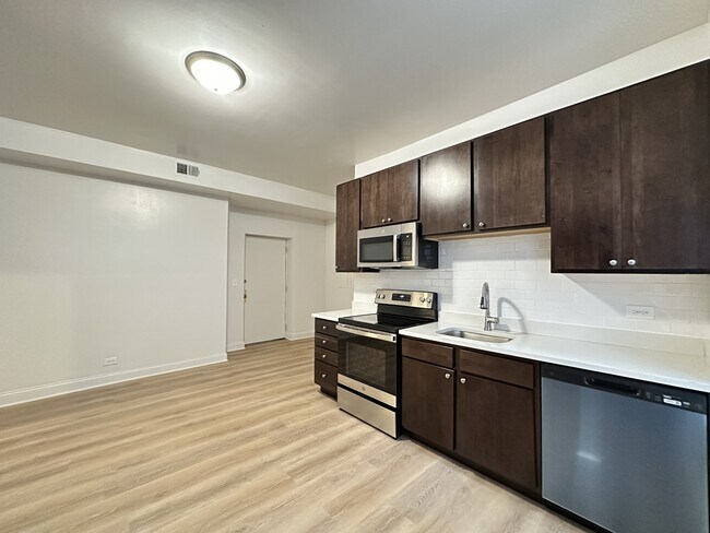 Foto del edificio - 2323 N Kedzie Blvd