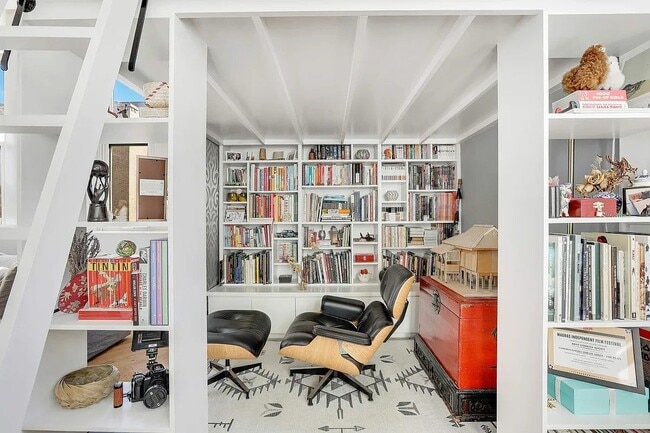 Building Photo - 220 W 148th St