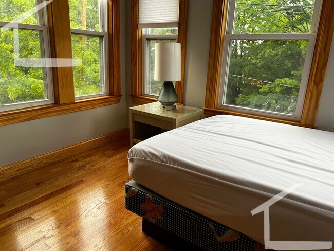 Building Photo - Central heat/AC, In-Unit Washer and Dryer,...