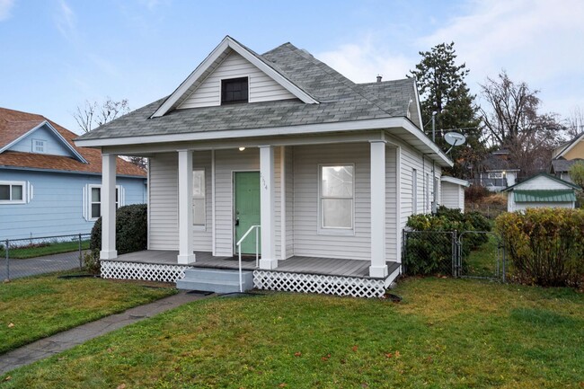 Building Photo - Beautifully Remodeled 2 Bed, 2 Bath Home i...